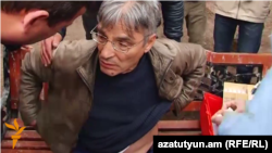 Հայաստան -- Հիմնադիր խորհրդարանի ներկայացուցիչ Հրաչ Միրզոյանը՝ դանակահարվելուց րոպեներ անց, Գյումրի, 28-ը մարտի, 2015թ․