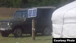 Солнечная батарея, установленная рядом с юртой на летнем пастбище в Монголии. Июль 2012 года. Фото из социальной сети Facebook.