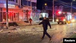 Pompierii și forțele de ordine, intervenind la locul exploziei de la Galați, în urma căderii dronei