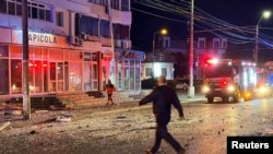 Пожежники та правоохоронці працюють на місці влучання БПЛА в багатоквартирний будинок у румунському Галаці, 29 травня 2026 року