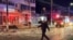 Пожежники та правоохоронці працюють на місці влучання БПЛА в багатоквартирний будинок у румунському Галаці, 29 травня 2026 року