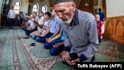Bakı məscidində namaz
