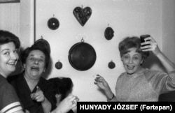 Actrițele Hilda Gobbi (centru) și Hédi Temess (dreapta) cu o prietenă în 1965. După ce a divorțat de soțul său, Temessya început o relație romantică cu Gobbi.