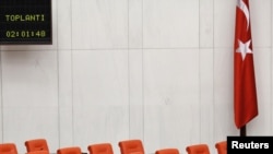 Թուրքիա - Քրդամետ «Խաղաղություն եւ ժողովրդավարություն» կուսակցության սատարած պատգամավորների թափուր աթոռները խորհրդարանում, Անկարա, 28-ը հունիսի, 2011թ.