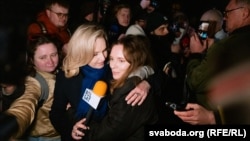 Кацярына Андрэева ў абдымках рэдактаркі Белсату Аліны Коўшык