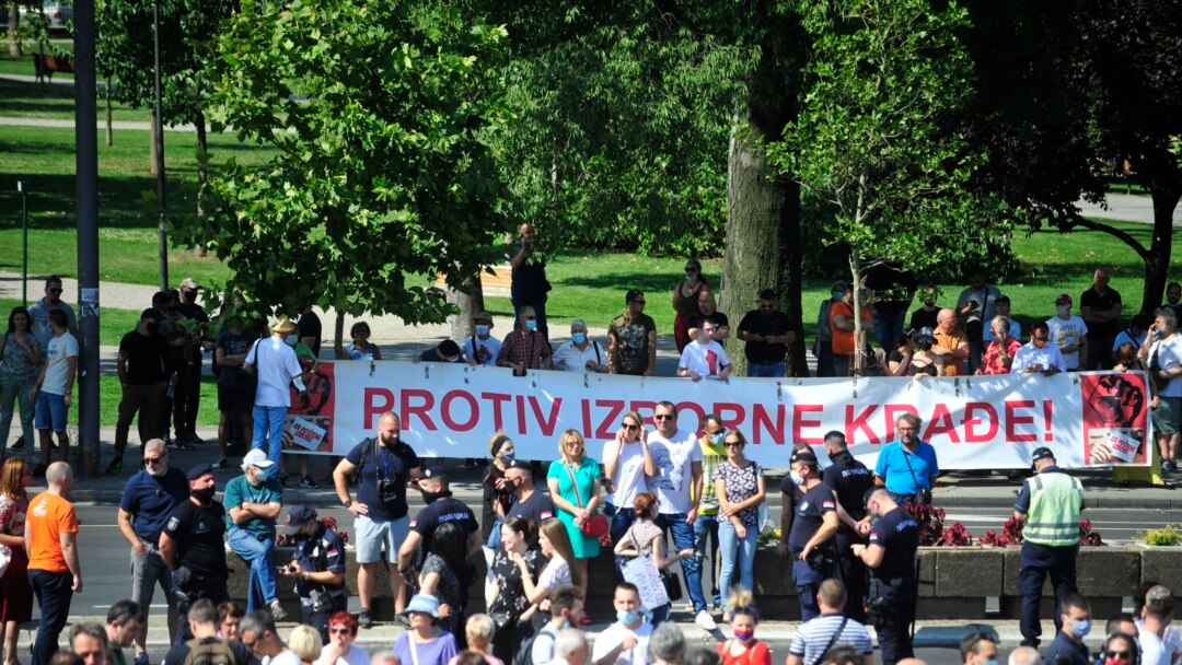 Protesta para ndërtesës së Kuvendit të Serbisë.
