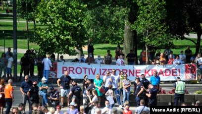 Protesta para ndërtesës së Kuvendit të Serbisë.
