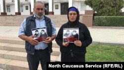 Гасангусеновы перед зданием правительства Дагестана