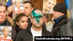 Невідомі облили захисника Тимошенко Власенка зеленкою в суді в Харкові, 6 грудня 2013 року