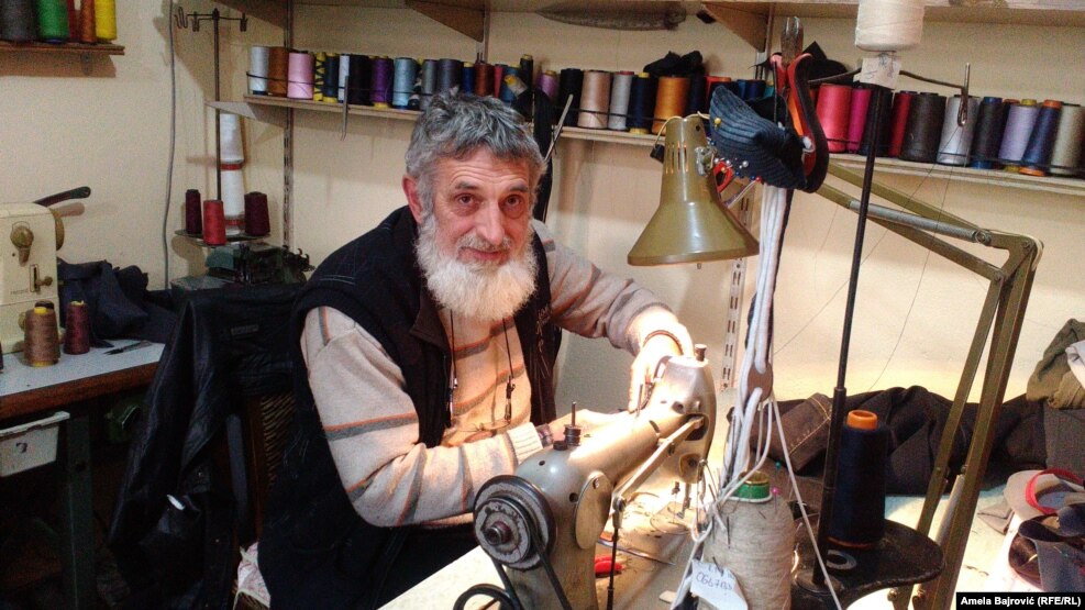 Esad Kundaković u krojačkoj radionici u Novom Pazaru. "Za mene je bilo gubljenje vremena da sednem sa sinom i da vidim šta ga tišti, šta to suoseća sa ljudima u Siriji."