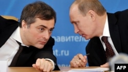 Vladimir Putin (sağda) və Vladislav Surkov 