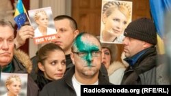 Serhiy Vlasenko, the attorney of Yulia Tymoshenko, attending a hearing in early December. Someone had splashed him with a green medical solution before the appearance.