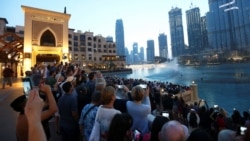 Туристи снимат музикалния фонтан пред най-високата сграда в света - Бурж Халифа в Дубай, Обединени арабски емирства, 12 март 2020 г.