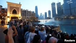 Туристи снимат музикалния фонтан пред най-високата сграда в света - Бурж Халифа в Дубай, Обединени арабски емирства, 12 март 2020 г.