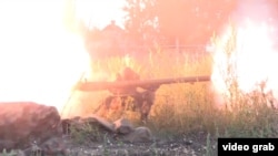 Перестрелка между правительственными войсками Украины и сепаратистами. Скриншот видеозаписи. Иллюстративное фото.