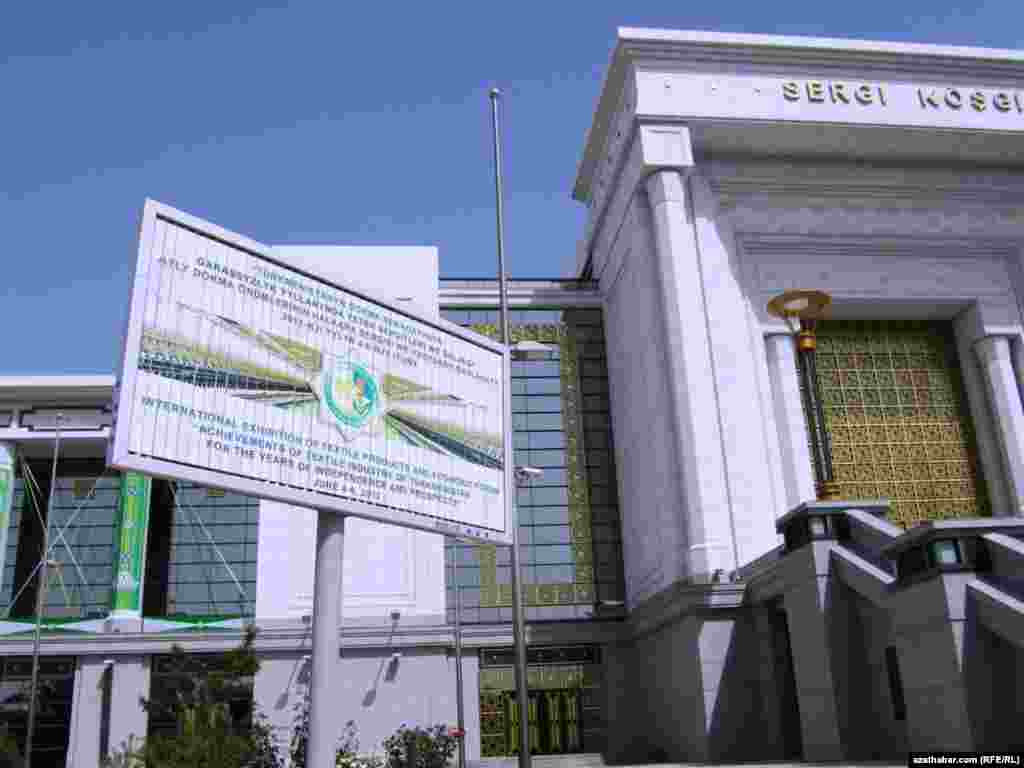 3-nji iýunda Aşgabatda “Türkmenistanyň dokma senagatynyň Garaşsyzlyk ýyllarynda ýeten sepgitleri we geljegi” atly dokma önümleriniň halkara sergisi açyldy. 