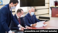 Președintele Igor Dodon depune la CEC listele de semnături pentru înscrierea în competiția electorală