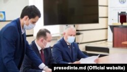 Președintele Igor Dodon depune la CEC listele de semnături pentru înscrierea în competiția electorală