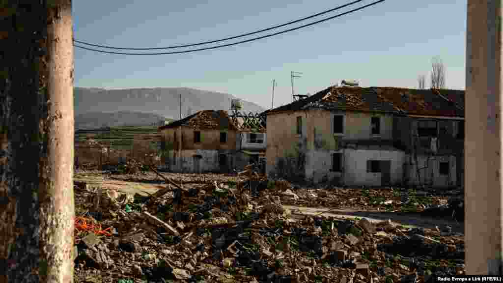 Shtëpitë të shkatërruara nga tërmeti i fuqishëm.