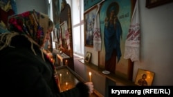 Віруючі моляться в сімферопольському храмі УПЦ КП