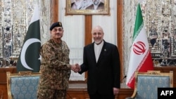 İran parlamentinin spikeri Məhəmməd Baqer Qalibaf Tehranda görüşöncəsi Pakistan ordusunun baş komandanı Asim Munirlə əl sıxır.