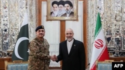 Predsednik iranskog parlamenta Mohamed Baker Kalibaf rukuje se s načelnikom pakistanske vojske Asimom Munirom pre njihovog sastanka u Teheranu 16. aprila 2026.