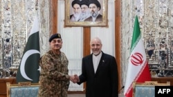 چپ لاس ته د پاکستان د پوځ مشر عاصم منیر او ښي لاس د ایران د پارلمان مشر محمد باقر قالیباف 