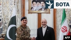 Kryetari i Parlamentit iranian, Mohammad Baqer Qalibaf (djathtas), takon shefin e ushtrisë së Pakistanit, Asim Munir, para takimit të tyre në Teheran më 16 prill.