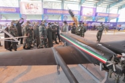 Глава Генштаба Армии Ирана Мохаммад Багери и другие офицеры осматривают новые иранские боевые беспилотники. 4 января 2021 года