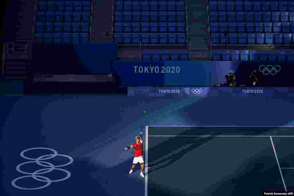 Кей Нисикори из Японии сразился с Андреем Рублевым из команды Олимпийского комитета России во время соревнований в теннис на летних Олимпийских играх 2020 года в воскресенье, 25 июля 2021 года, в Токио, Япония