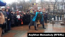 На возложении цветов в память о жертвах Декабрьских событий 1986 года. Алматы, 17 декабря 2016 года. 