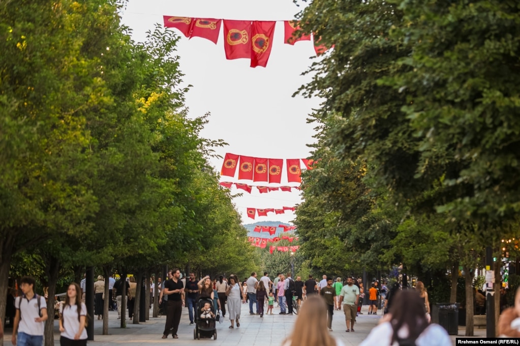 Sheshi kryesor i Prishtinës i stolisur me flamuj të UÇK-së. Autoritetet e qytetit kanë paralajmëruar se në qendër të Prishtinës do të vendoset një ekran i madh ku qytetarët do të mund të ndjekin shpalljen e vendimit.