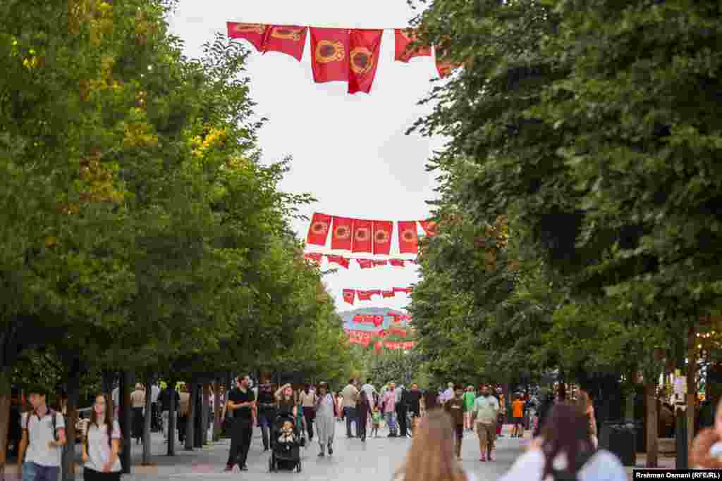Sheshi kryesor i Prishtinës i stolisur me flamuj të UÇK-së. Autoritetet e qytetit kanë paralajmëruar se në qendër të Prishtinës do të vendoset një ekran i madh ku qytetarët do të mund të ndjekin shpalljen e vendimit.
