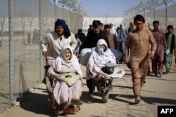 "Талибан" билікті басып алған Ауғанстаннан қашып, Пәкістан аумағына өткен босқындар. Чамандағы шекара бекеті, Пәкістан, 23 тамыз 2021 жыл.