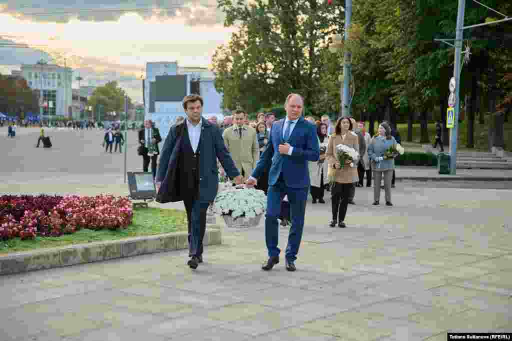 Programul manifestărilor a început cu depuneri de flori la monumentul lui Ștefan cel Mare și Sfânt. Primarul capitalei, Ion Ceban (dreapta), a condus o delegație a municipalității.