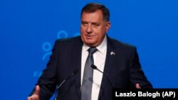 Bosnian-Serb leader Milorad Dodik is pressing to remove ethnic Serb troops from the country's joint military. (file photo)