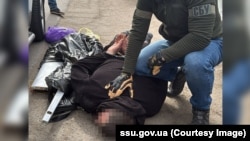 Momentul reținerii de către forțele de ordine din Ucraina a unui suspect din regiunea transnistreană acuzat de spionaj, regiunea Odesa, 20 martie 2025.