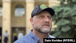Опозиційний політик Зураб Джапарідзе перед судовим засіданням, 22 травня 2025 року