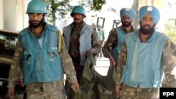 Индийские военнослужащие из состава контингента ООН с телом убитого коллеги