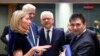 Павел Климкин (справа) в Брюсселе, вместе с главой дипломатии ЕС Федерикой Могерини 