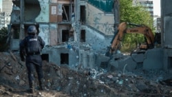 Спасатель на месте обрушения жилого дома в Киеве, 15 мая 2026 года