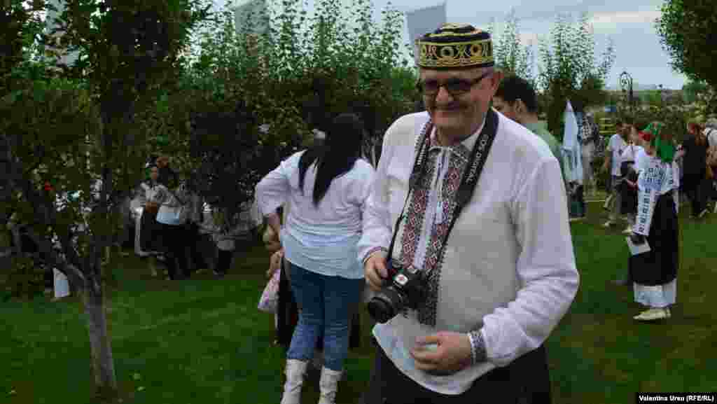 Îl recunoașteți pe fotoreporterul deghizat cu Canon? ... Vasile Botnaru...