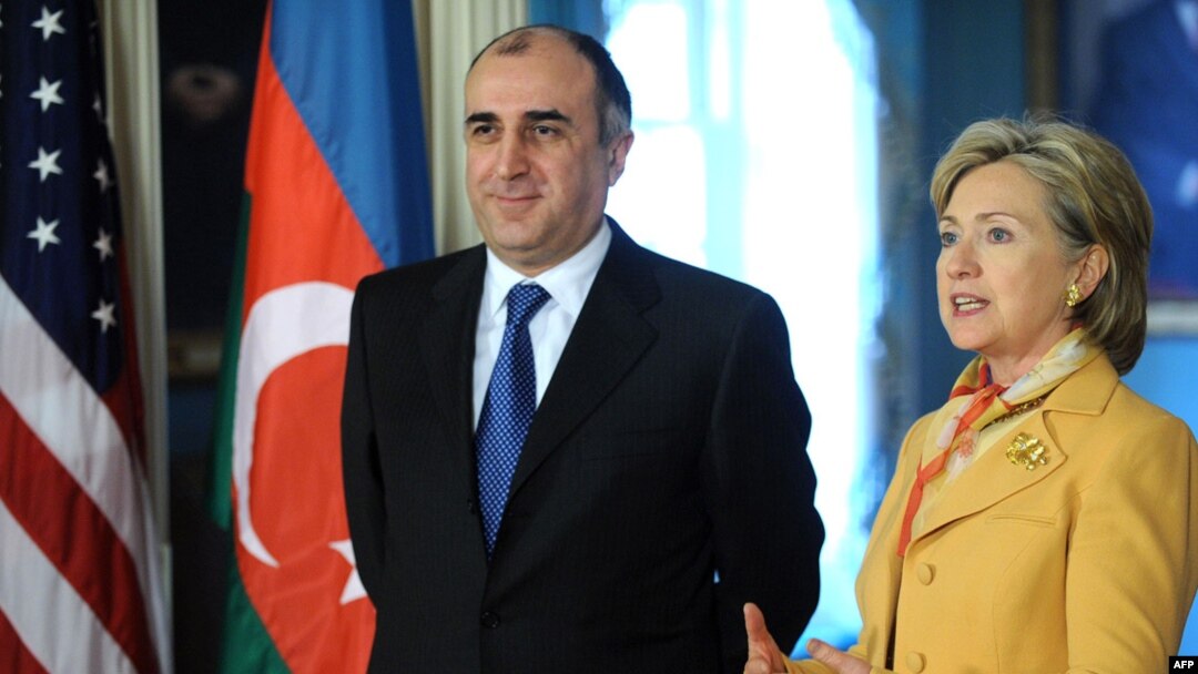 Azərbaycanın xarici işlər naziri Elmar Məmmədyarov (sağda) və ABŞ dövlət katibi Hillari Klinton (solda).