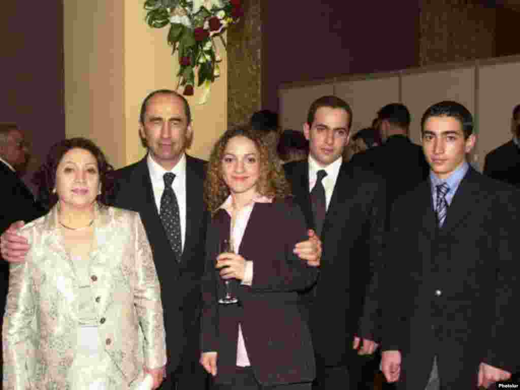 Армениянын мурдагы президенти үй бүлөсү менен 