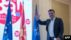 Македониянын премьер-министри Зоран Заев добуш берип жатат. Скопье. 30-сентябрь, 2018-жыл.