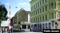 «Чекпойнт Чарли» с 1961 по 1990 был одним из трех контрольно-пропускных пунктов на границе между Западным и Восточным Берлином