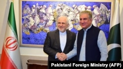 Shah Mehmood Qureshi (sağda) və Mohammad Javad Zarif