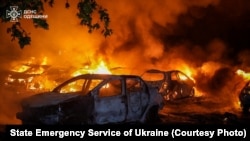 22 шілдеге қараған түні Одессада Ресейдің әуе шабуылынан өртенген жеңіл көліктер. Украинаның төтенше жағдайлар қызметінің баспасөз қызметі таратқан фото.