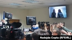 Inculpatele Evghenia Guțul și Svetlana Popan, urmărind prin videoconferință din penitenciar, iar jurnaliștii - direct din sala de judecată pronunțarea sentinței de către Curtea de Apel Centru, pe 28 mai 2026