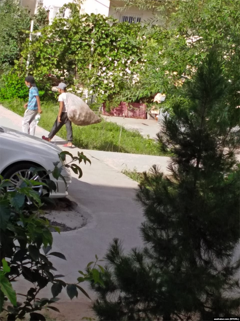 Plastik gaplary çöpleýän çagalar. Aşgabat, 2021.&nbsp;